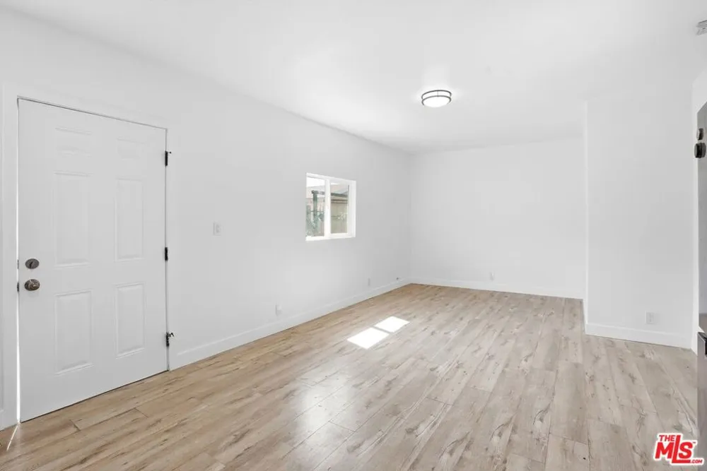 208 W 49th Street Los Angeles, CA 90037