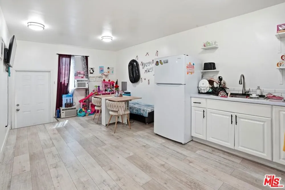 208 W 49th Street Los Angeles, CA 90037