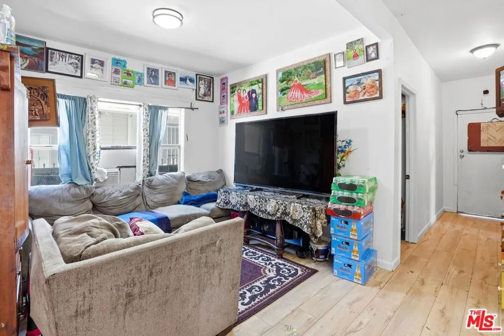 208 W 49th Street Los Angeles, CA 90037