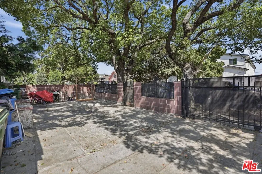 208 W 49th Street Los Angeles, CA 90037