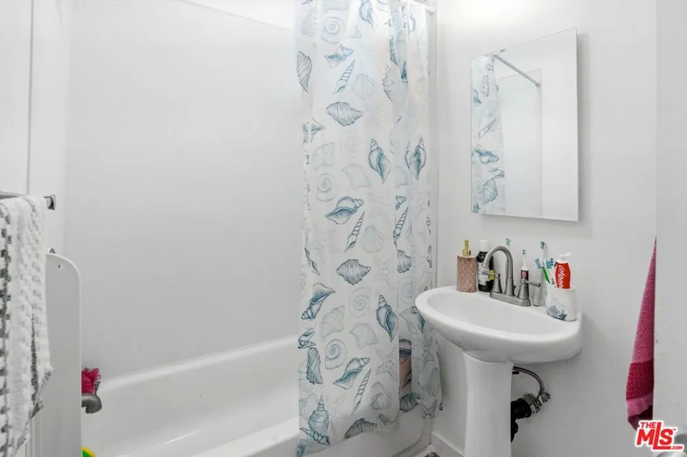 208 W 49th Street Los Angeles, CA 90037