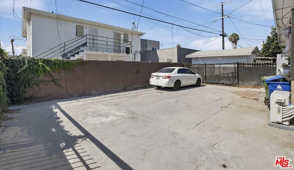 208 W 49th Street Los Angeles, CA 90037