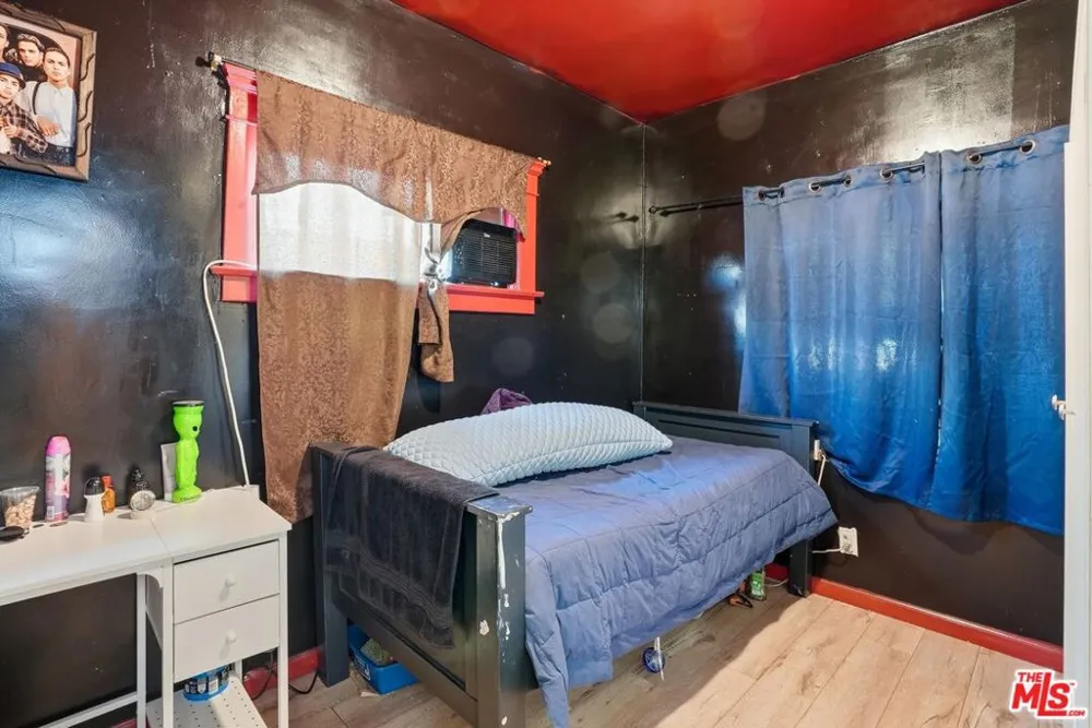 208 W 49th Street Los Angeles, CA 90037