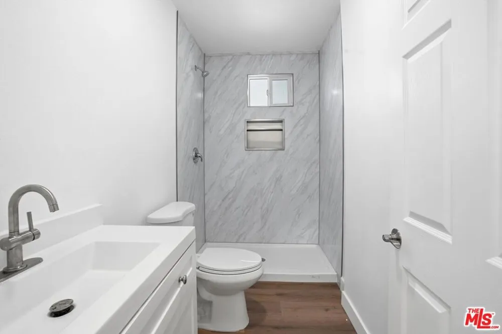 208 W 49th Street Los Angeles, CA 90037