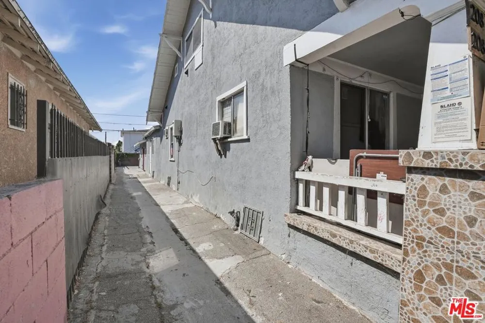208 W 49th Street Los Angeles, CA 90037