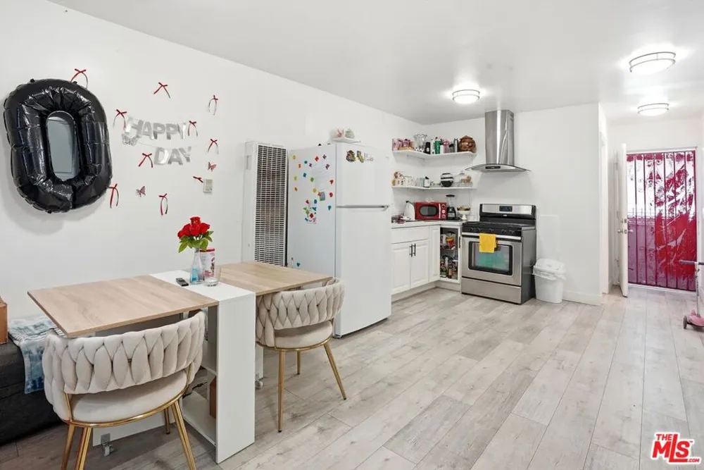 208 W 49th Street Los Angeles, CA 90037