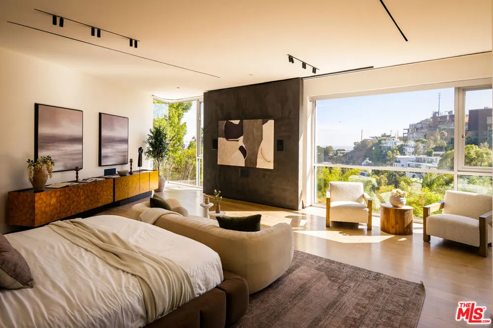 1700 Queens Court Los Angeles, CA 90069
