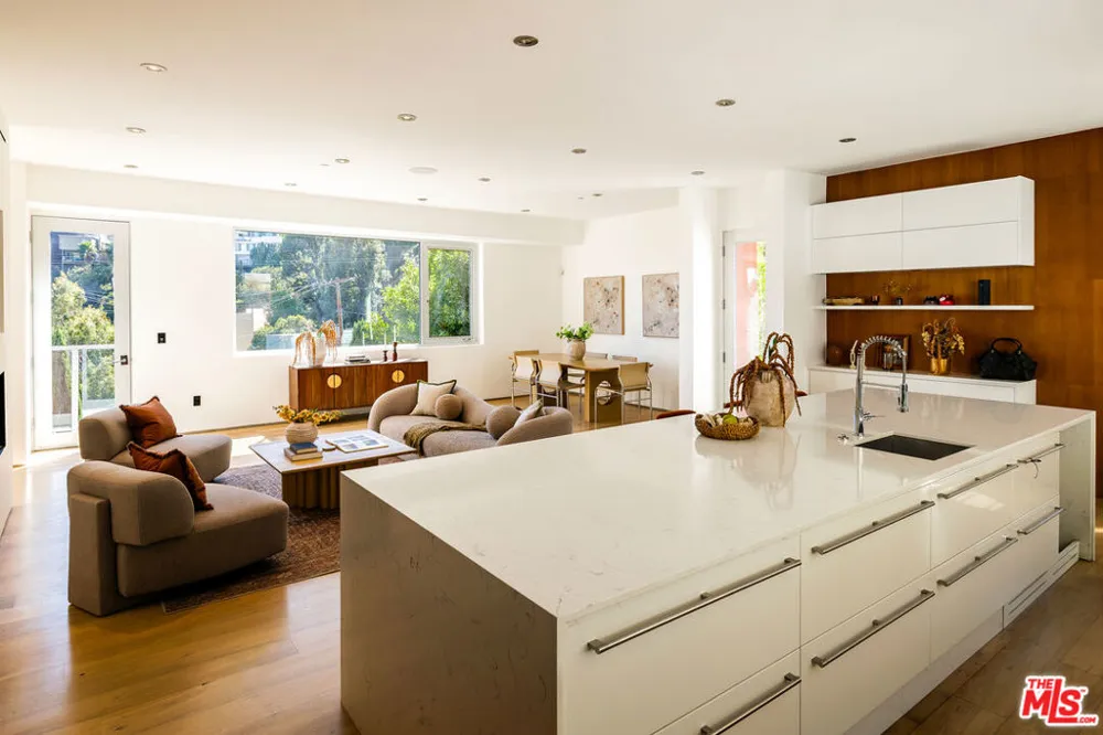 1700 Queens Court Los Angeles, CA 90069