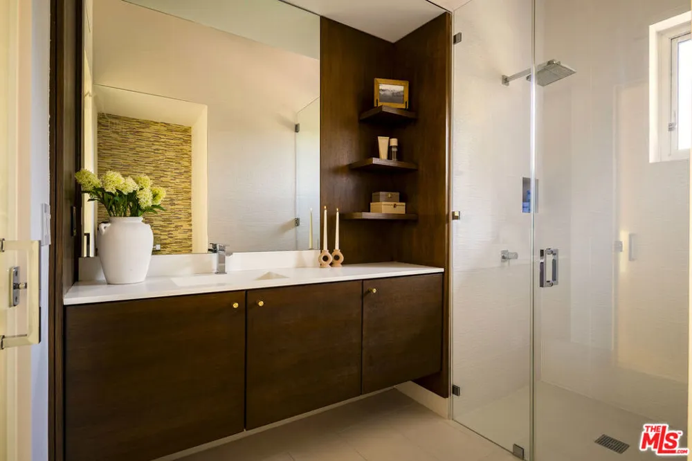 1700 Queens Court Los Angeles, CA 90069