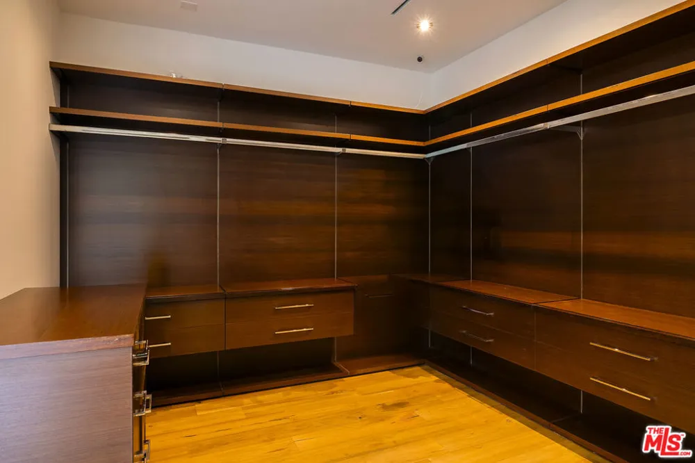 1700 Queens Court Los Angeles, CA 90069