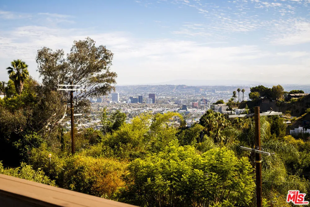 1700 Queens Court Los Angeles, CA 90069