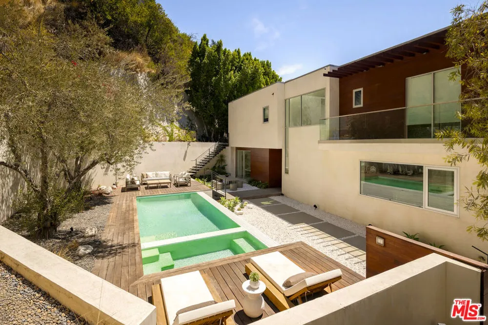 1700 Queens Court Los Angeles, CA 90069