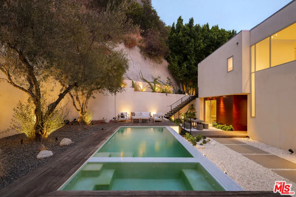 1700 Queens Court Los Angeles, CA 90069