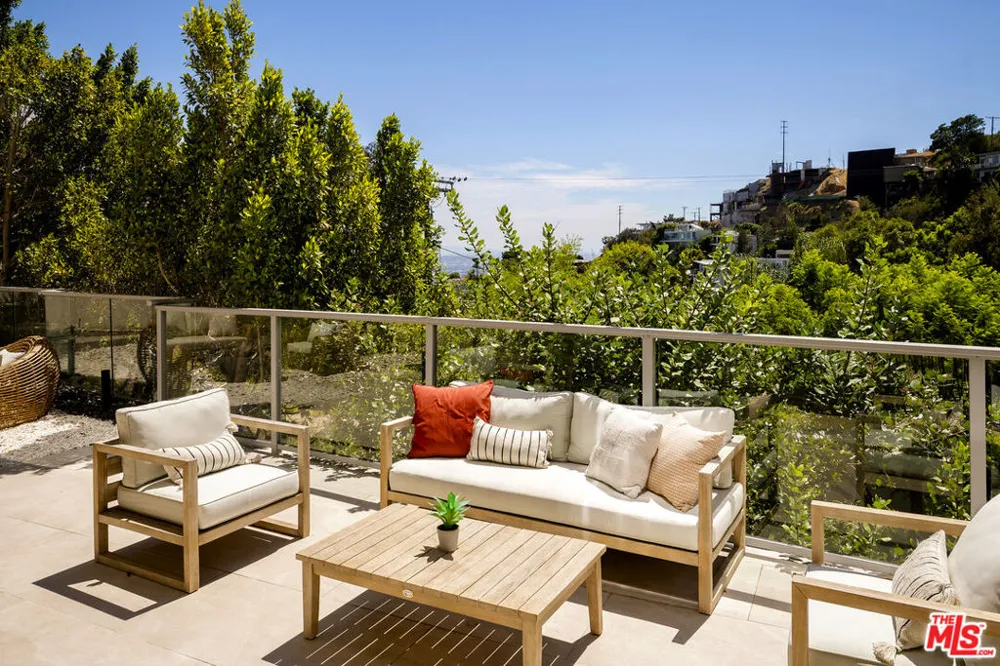 1700 Queens Court Los Angeles, CA 90069