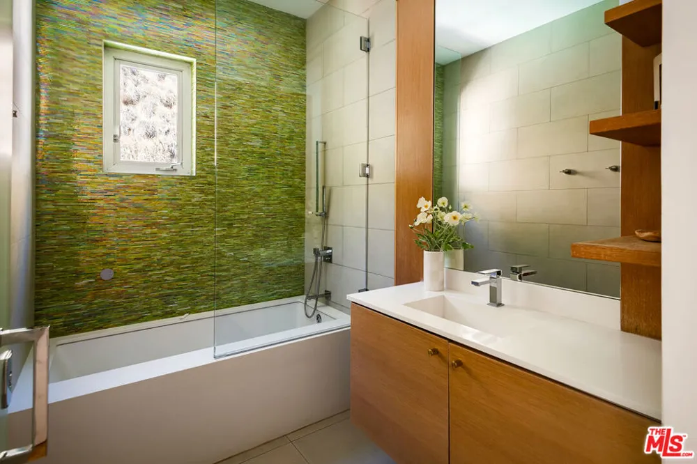 1700 Queens Court Los Angeles, CA 90069