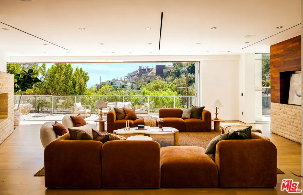 1700 Queens Court Los Angeles, CA 90069