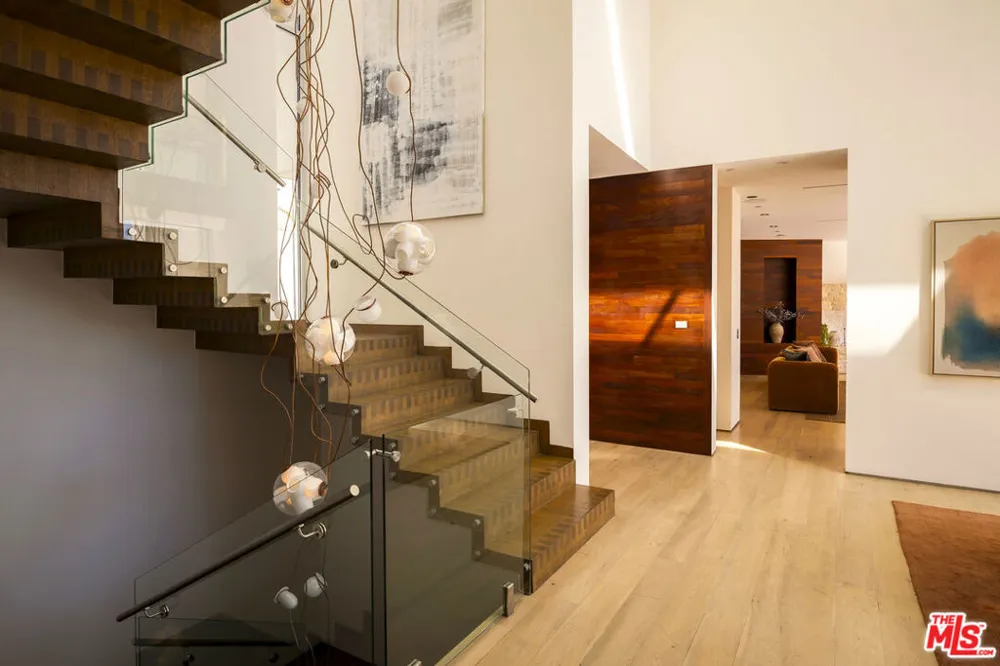 1700 Queens Court Los Angeles, CA 90069