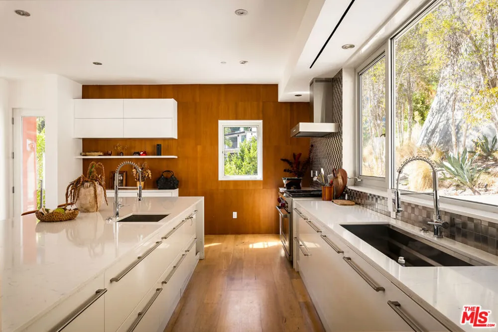 1700 Queens Court Los Angeles, CA 90069