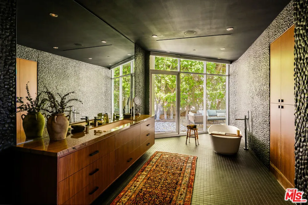 1700 Queens Court Los Angeles, CA 90069