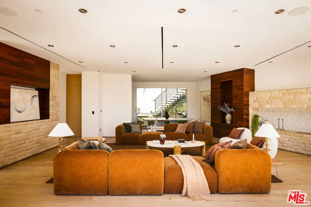 1700 Queens Court Los Angeles, CA 90069