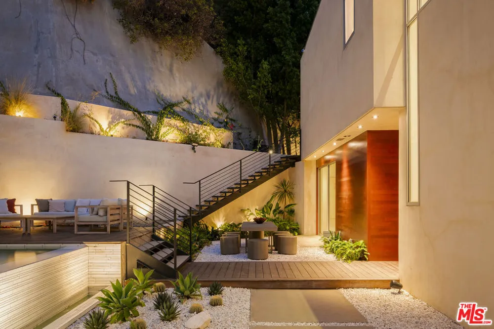 1700 Queens Court Los Angeles, CA 90069