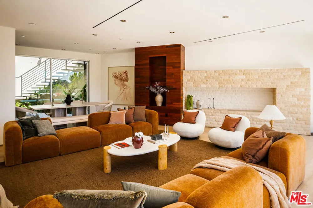 1700 Queens Court Los Angeles, CA 90069