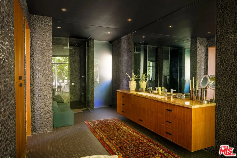 1700 Queens Court Los Angeles, CA 90069