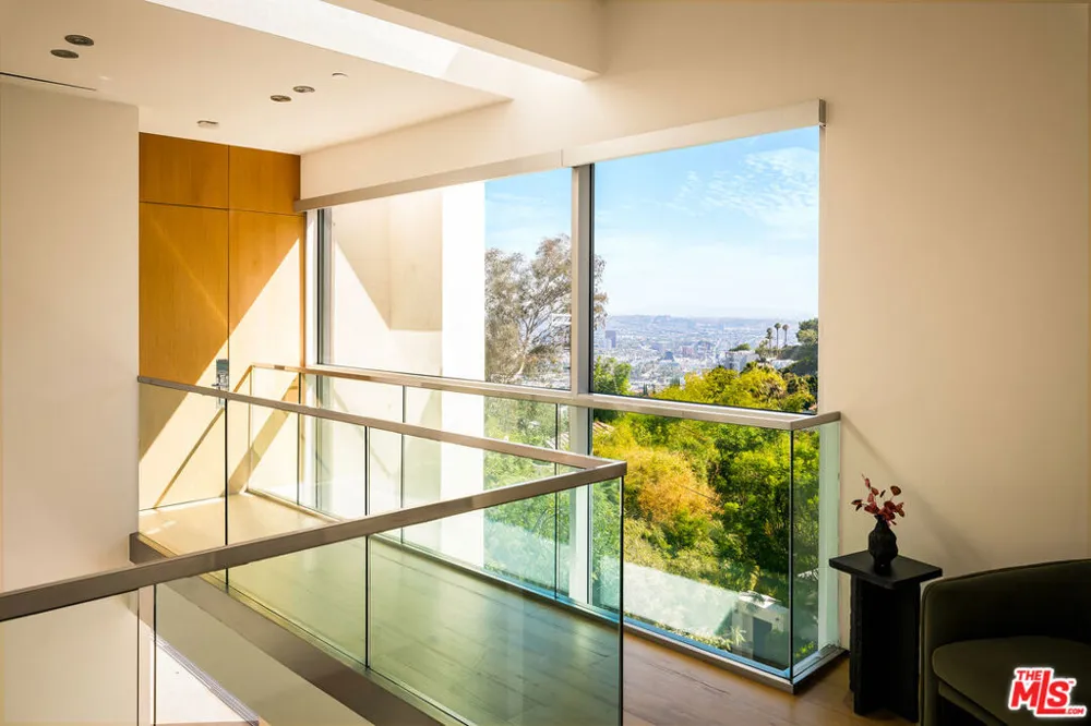 1700 Queens Court Los Angeles, CA 90069