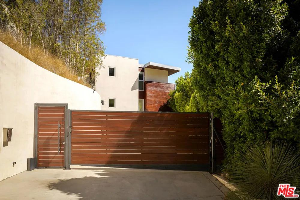 1700 Queens Court Los Angeles, CA 90069