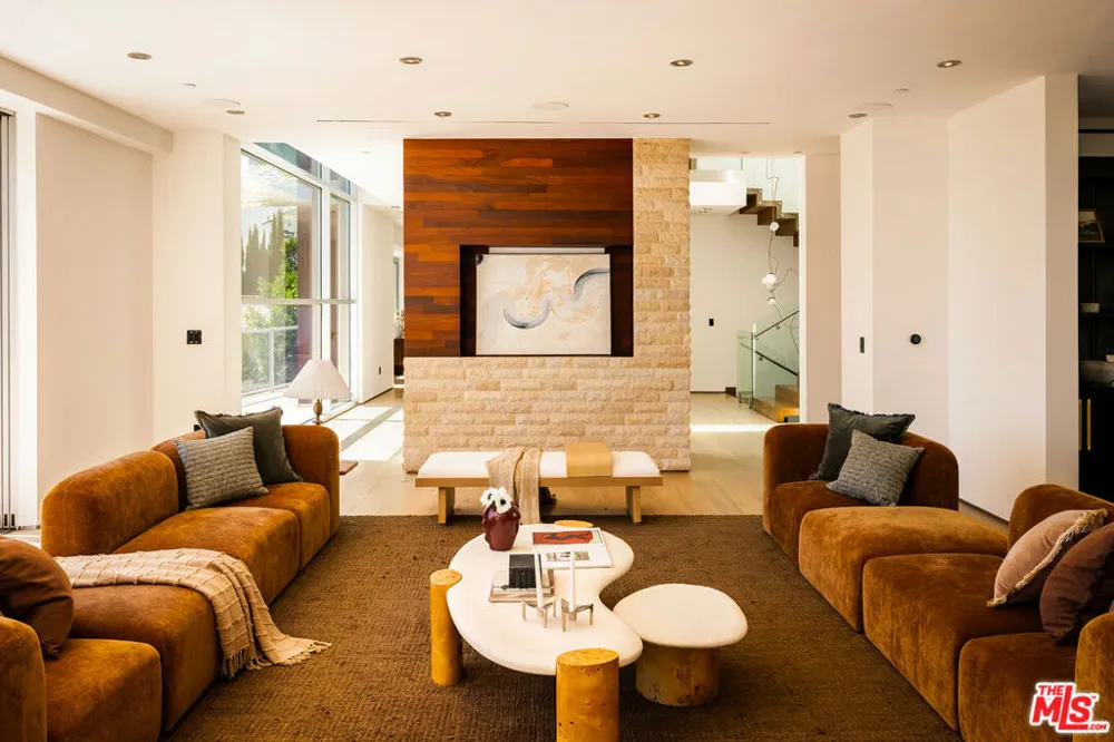 1700 Queens Court Los Angeles, CA 90069