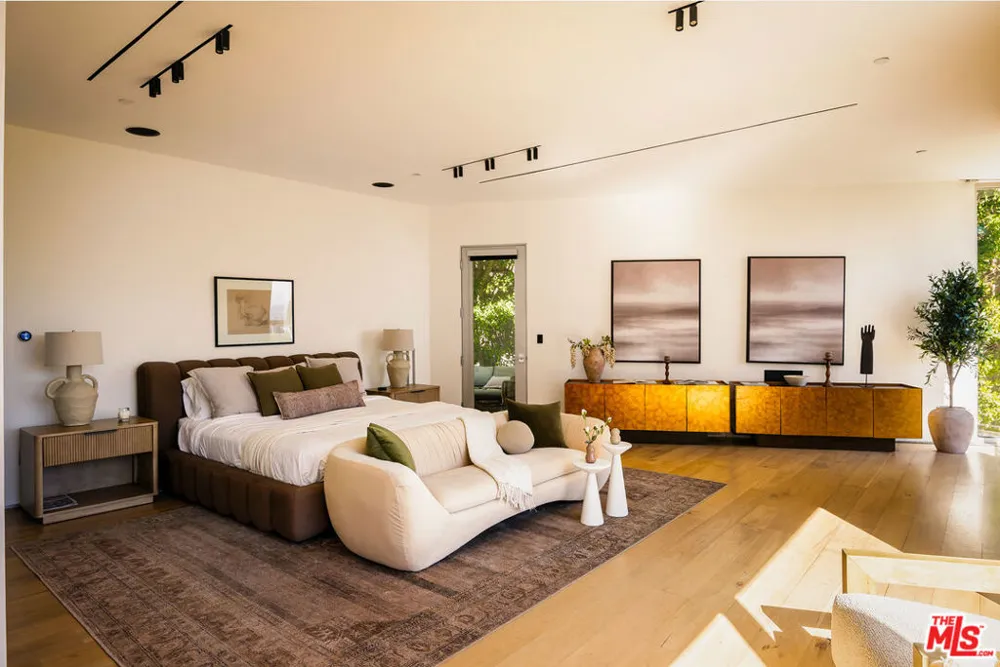 1700 Queens Court Los Angeles, CA 90069
