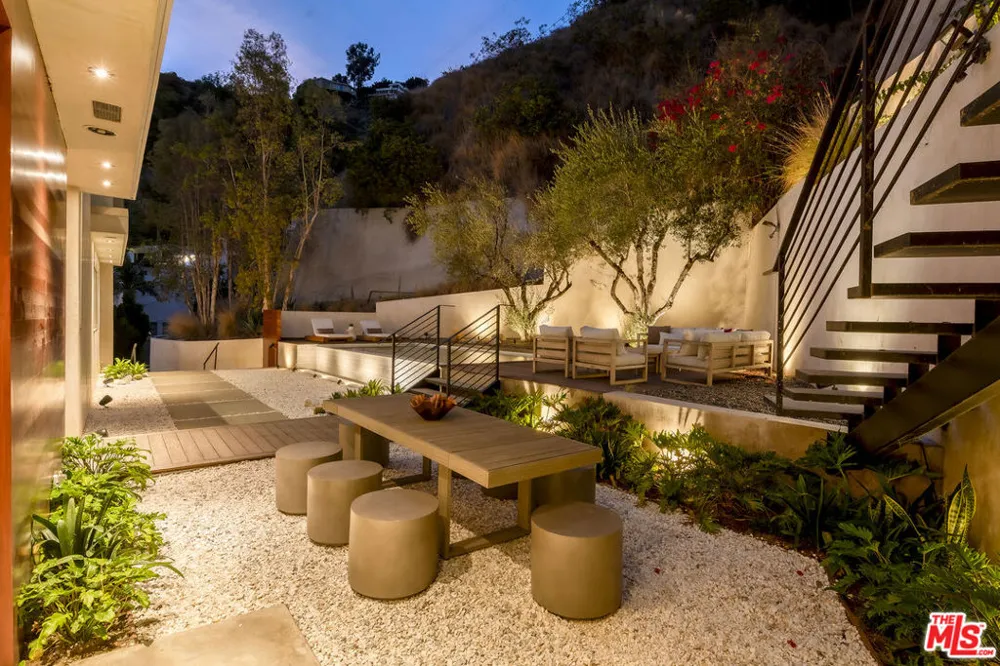 1700 Queens Court Los Angeles, CA 90069