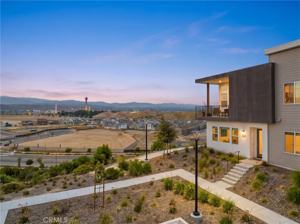 26729 Blue Hills Lp Valencia, CA 91381