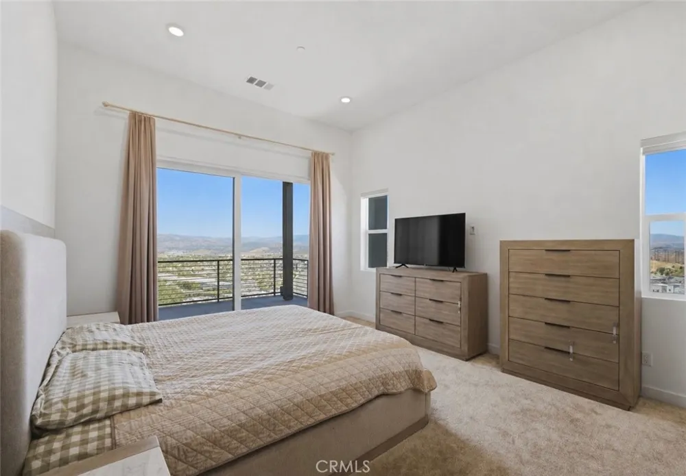 26729 Blue Hills Lp Valencia, CA 91381