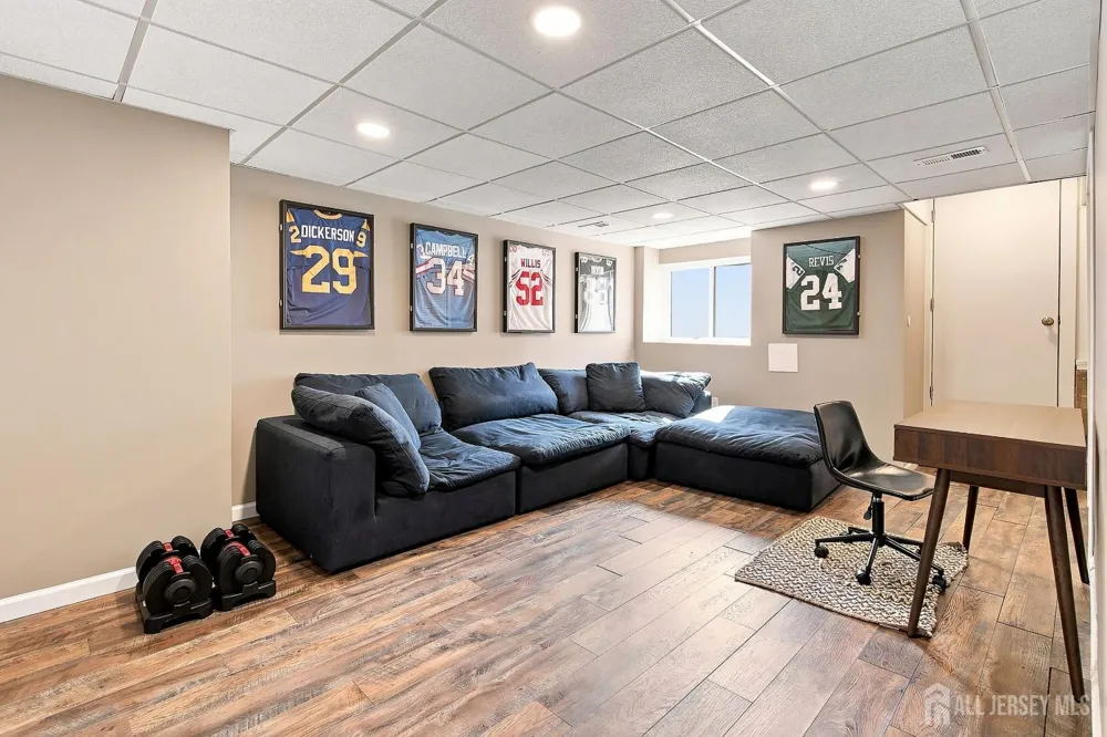 565 Clubhouse Drive Middletown, NJ 07748