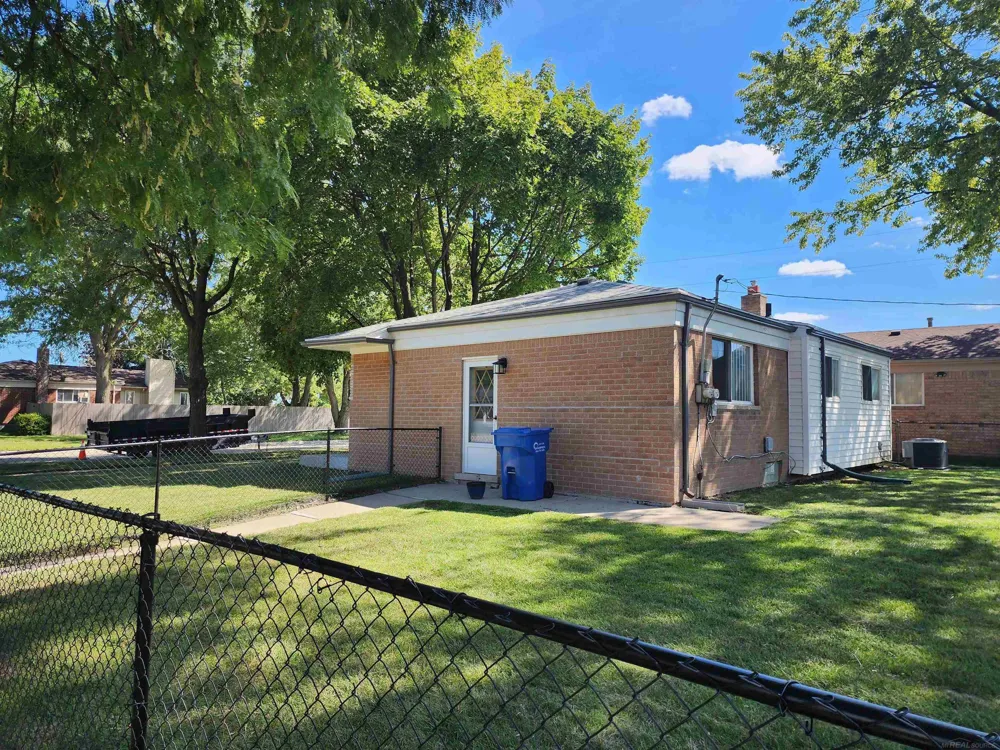 27055 Merideth Drive Warren City, MI 48092