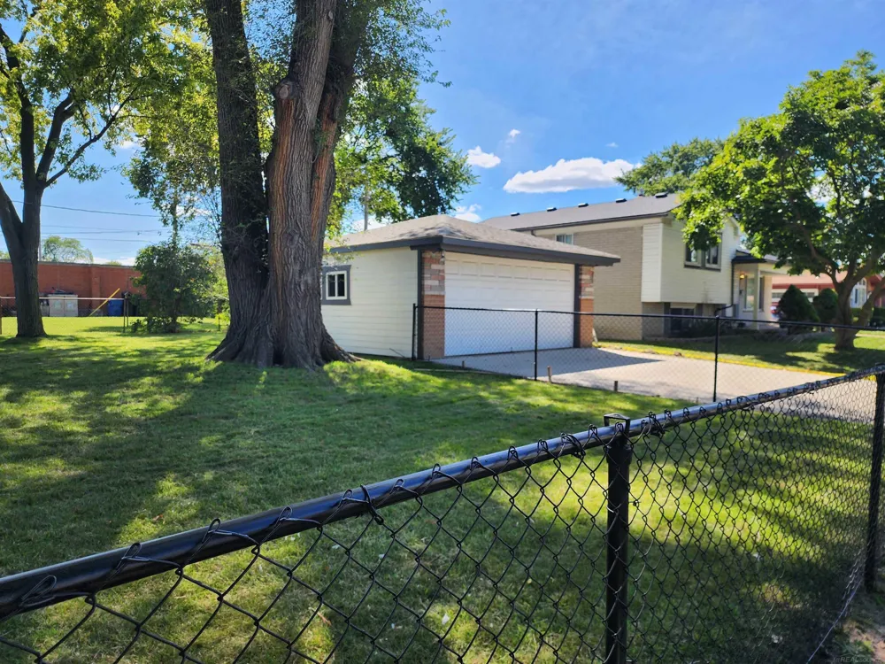 27055 Merideth Drive Warren City, MI 48092