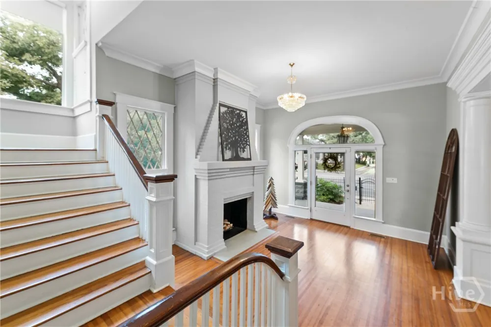 121 E Victory Drive Savannah, GA 31405