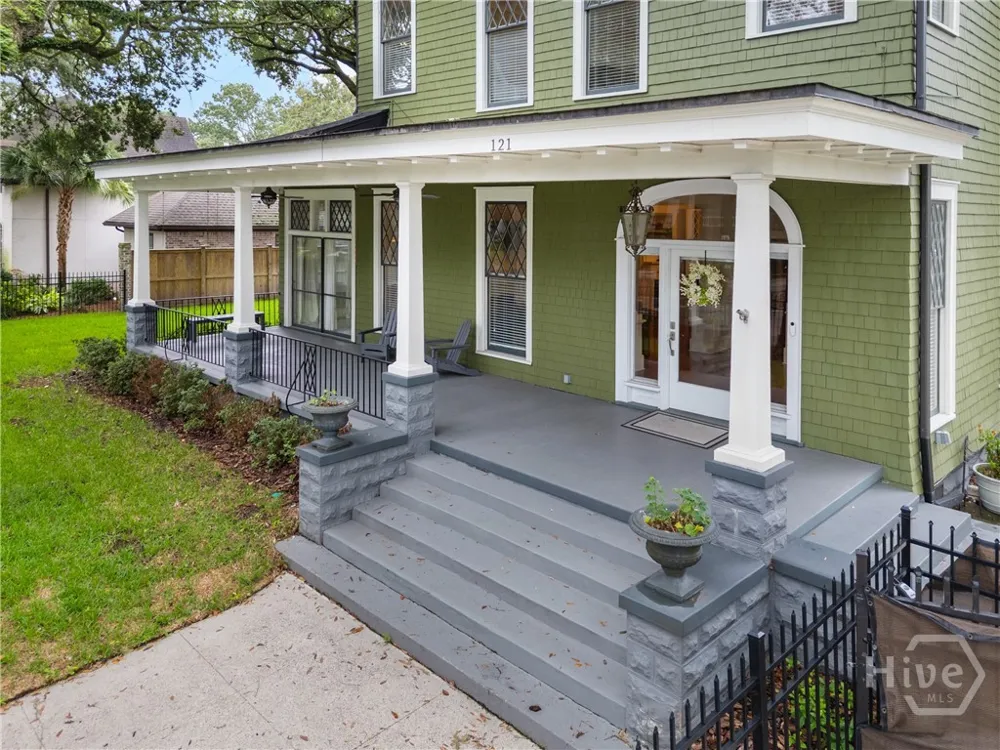 121 E Victory Drive Savannah, GA 31405