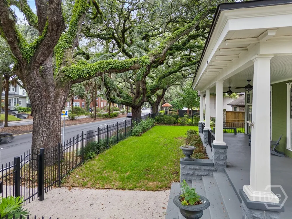 121 E Victory Drive Savannah, GA 31405