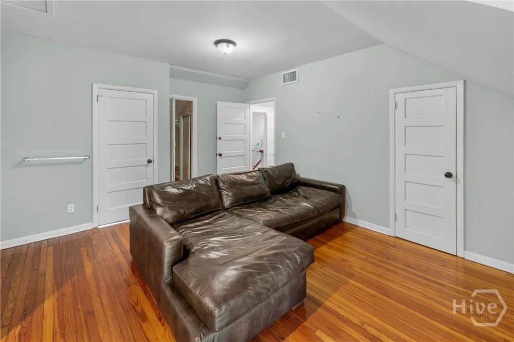 121 E Victory Drive Savannah, GA 31405
