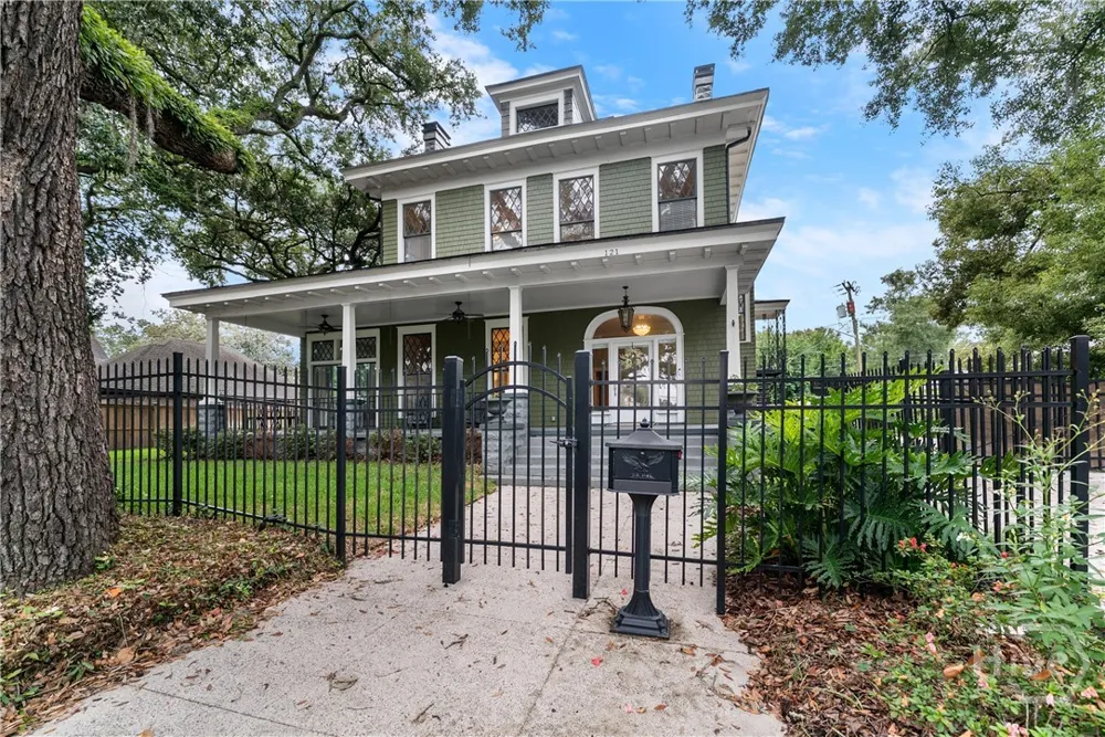 121 E Victory Drive Savannah, GA 31405