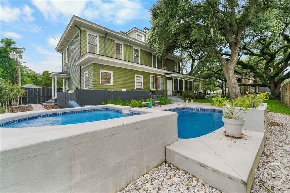 121 E Victory Drive Savannah, GA 31405