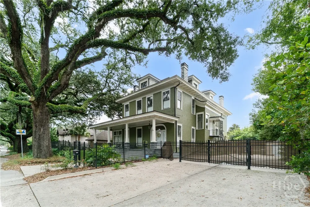 121 E Victory Drive Savannah, GA 31405