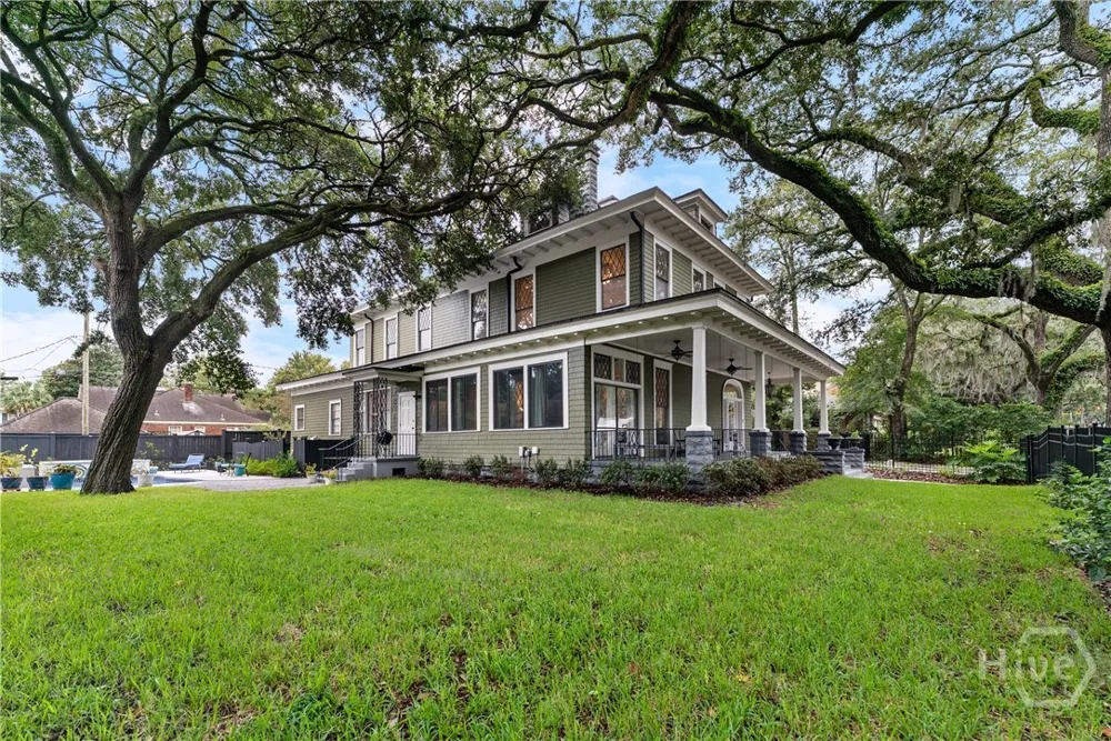 121 E Victory Drive Savannah, GA 31405