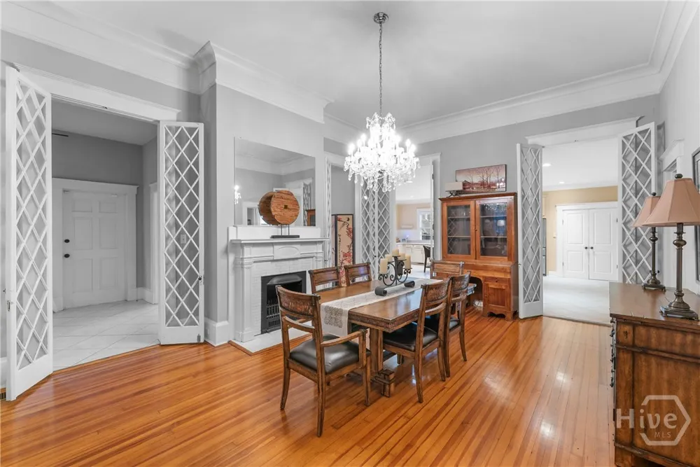 121 E Victory Drive Savannah, GA 31405