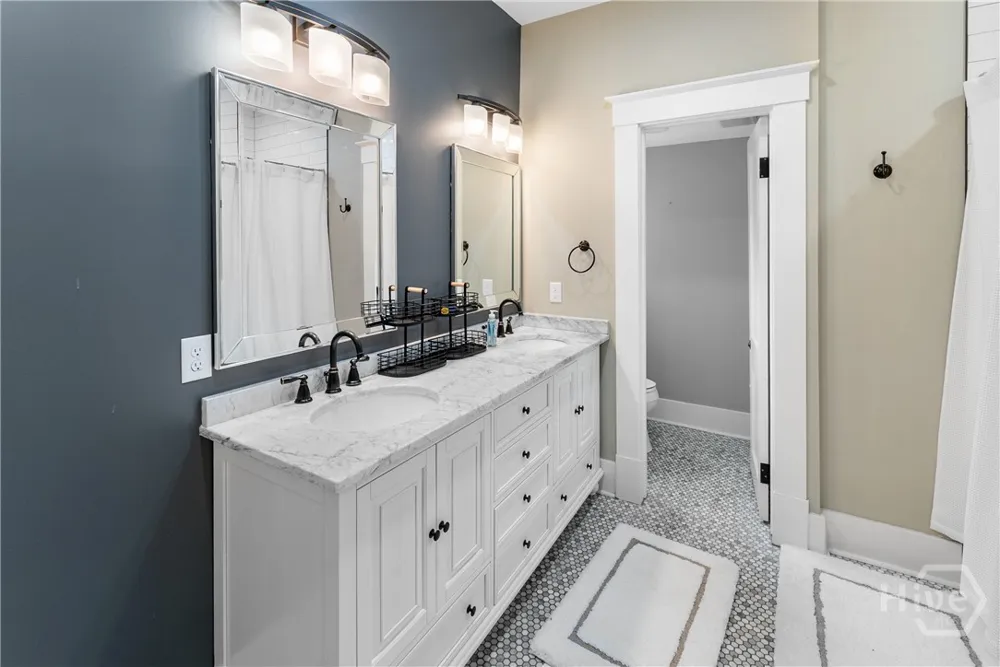 121 E Victory Drive Savannah, GA 31405