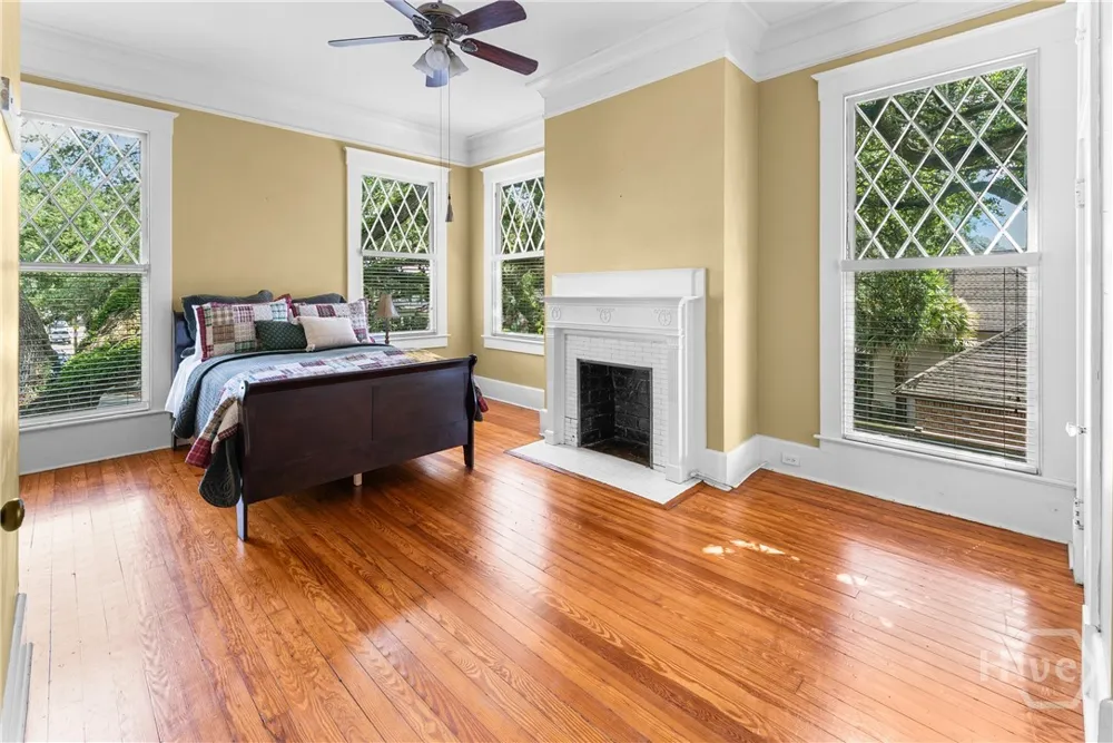 121 E Victory Drive Savannah, GA 31405