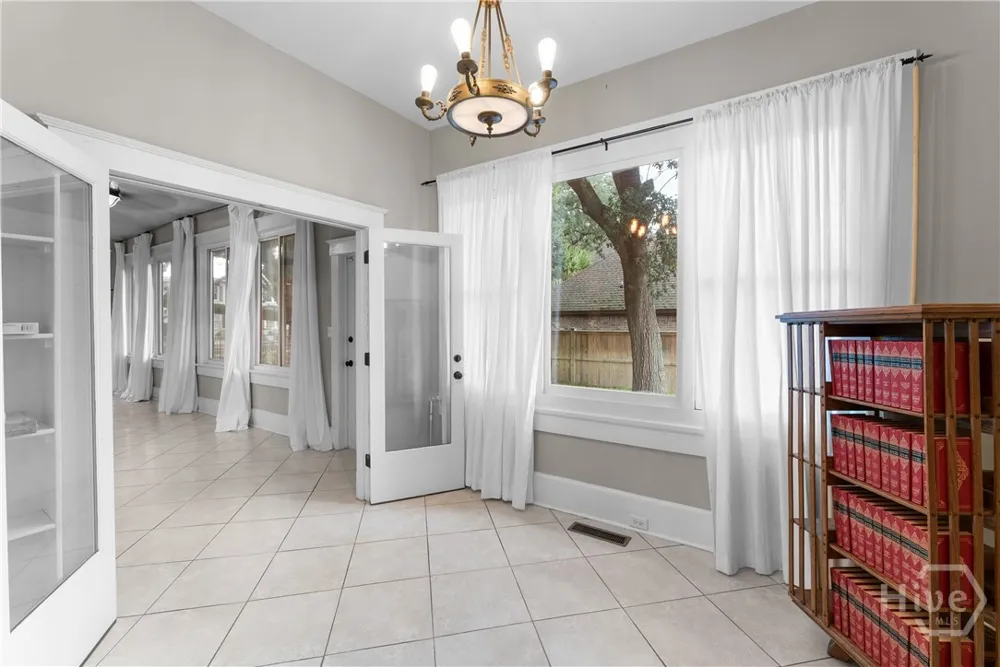 121 E Victory Drive Savannah, GA 31405