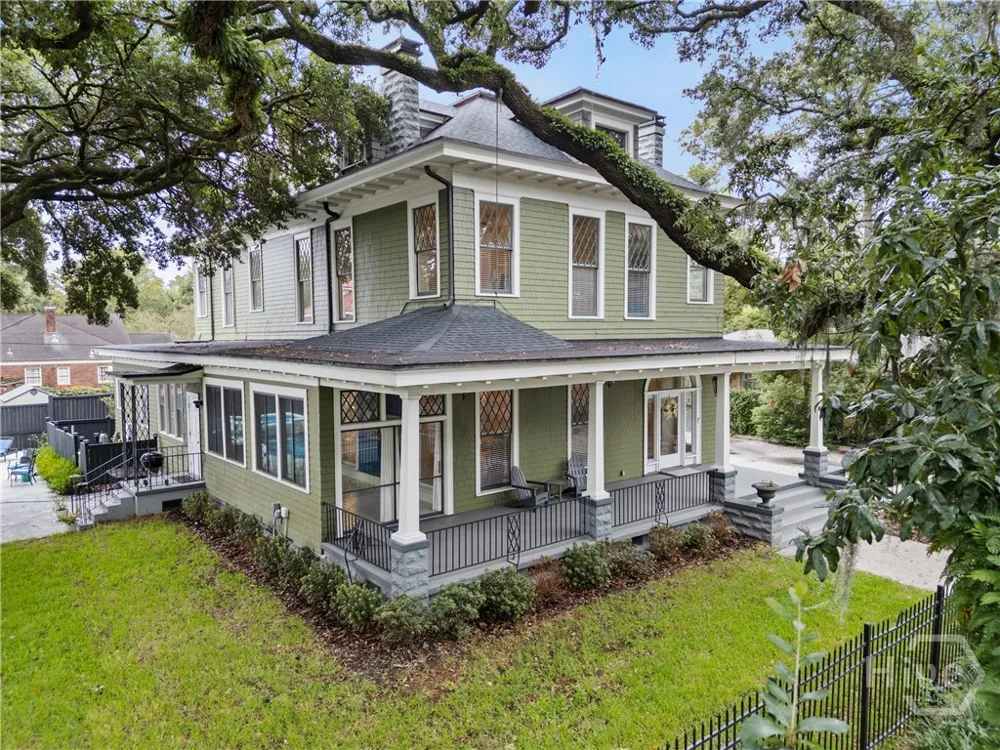 121 E Victory Drive Savannah, GA 31405